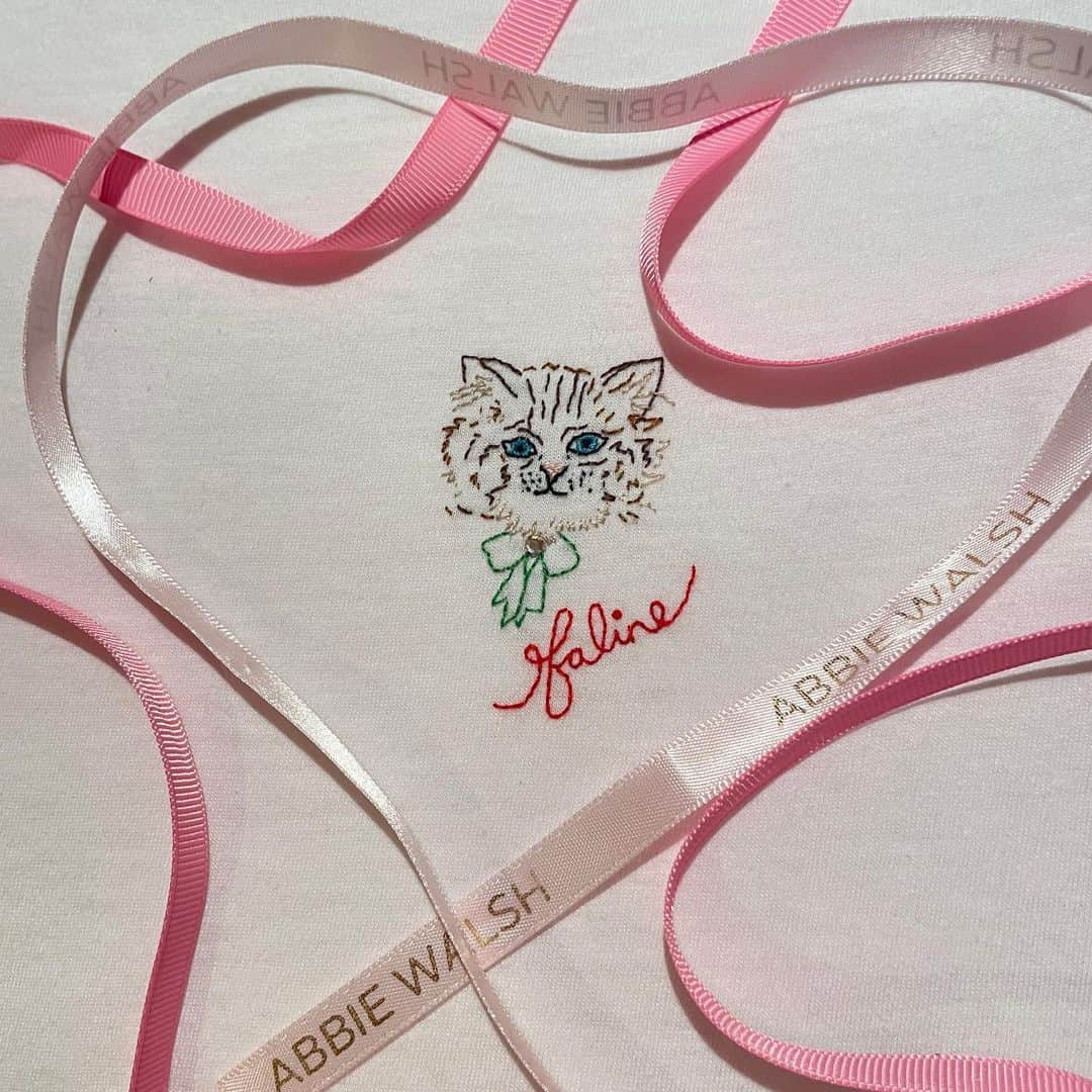 falinetokyoさんのインスタグラム写真 - (falinetokyoInstagram)「PEPE🐱🎀 Faline Embroidered by @abbiewalsh 🪡♥️  細い糸と線だけで表現されるAbbieの描くPepe君は凛々しくもあり、可愛い💕 リボンにはスパンコール✨ ブルーアイズ💙で」5月15日 15時51分 - falinetokyo