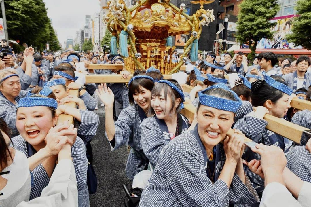 来栖うさこさんのインスタグラム写真 - (来栖うさこInstagram)「. . . 秋葉原のメインストリート🍁  たくさんのお神輿と、人！人！人！  みんなイイ表情してる😆😆🔥🔥  #神田祭 #神田 #秋葉原 #kandamatsuri  #akihabara #matsuri #japan #japanesefestival  #festival #お神輿 #omikoshi #神田明神 #kandamyojin #法被女子」5月15日 23時00分 - kurusu_usako