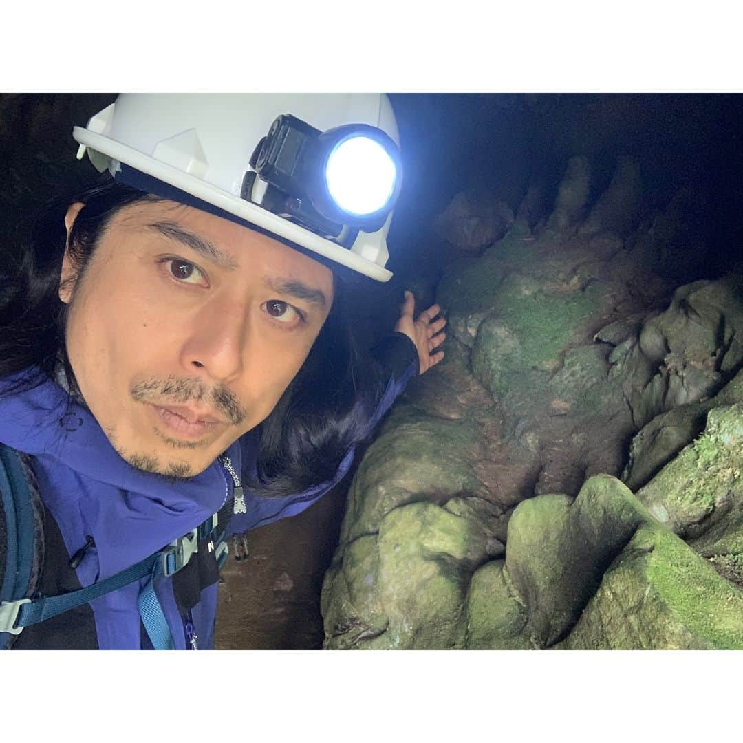 のインスタグラム：「. 洞窟探検！ この先にとんでもない 光景が待っていました！ナ。」