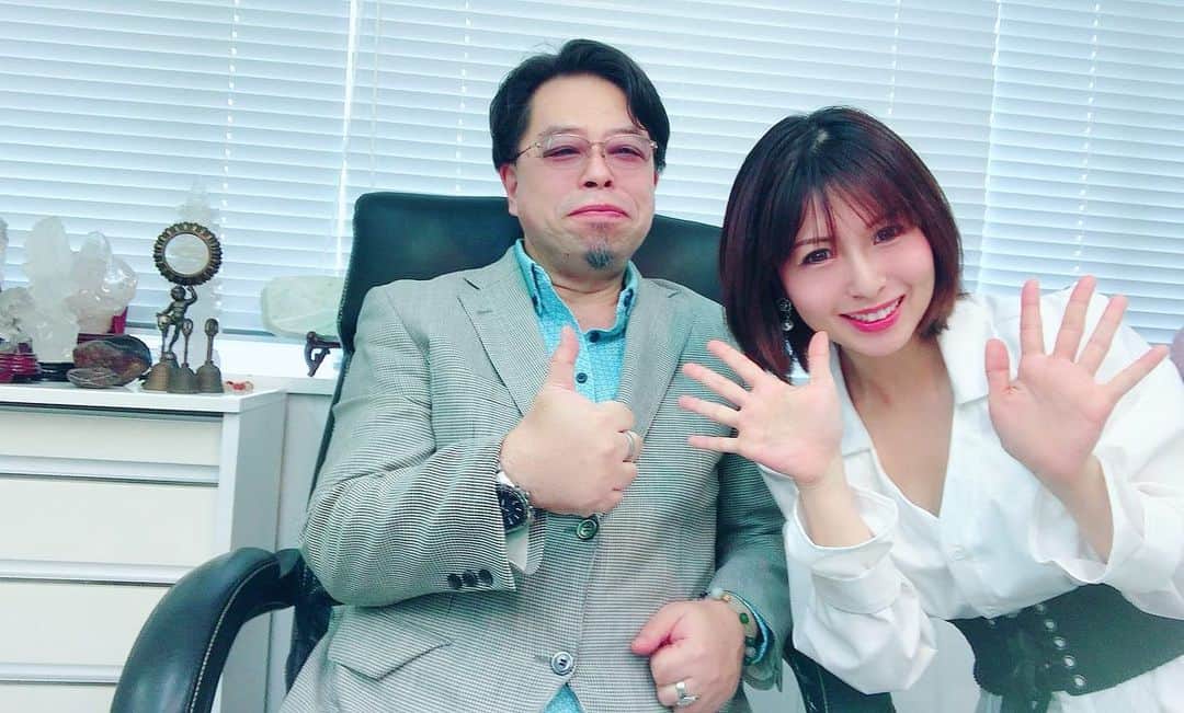 愛葉るびさんのインスタグラム写真 - (愛葉るびInstagram)「超常現象研究家  #秋山眞人 さんと ジャーナリストの  #渡邉裕二 さんと  #有楽町すくらんぶる  でお話してきました！  YouTubeアップされています✨ 非常に興味深い話題の数々。 是非聞いてください！！！   #秋山眞人先生  は数年ぶり、渡邉さんも久しぶりヽ(*'▽'*)ﾉ   #オカルト  #スピリチュアル  #精神世界  #occult  #オカルトタレント  #spiritual」5月15日 15時45分 - aibarubyruby