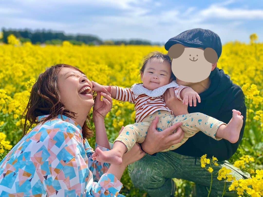 高坂友衣さんのインスタグラム写真 - (高坂友衣Instagram)「. よっちゃんと菜の花🌼②  よっちゃんが私の家族写真を沢山撮ってくれた！ 素敵な写真ばっかりなので、 ちゃーんと現像して残しておこう。  #前日に家族の肖像撮りますと宣言してくれました #翌日に色味加工した写真を送ってくれました」5月15日 16時00分 - yui_kosaka828