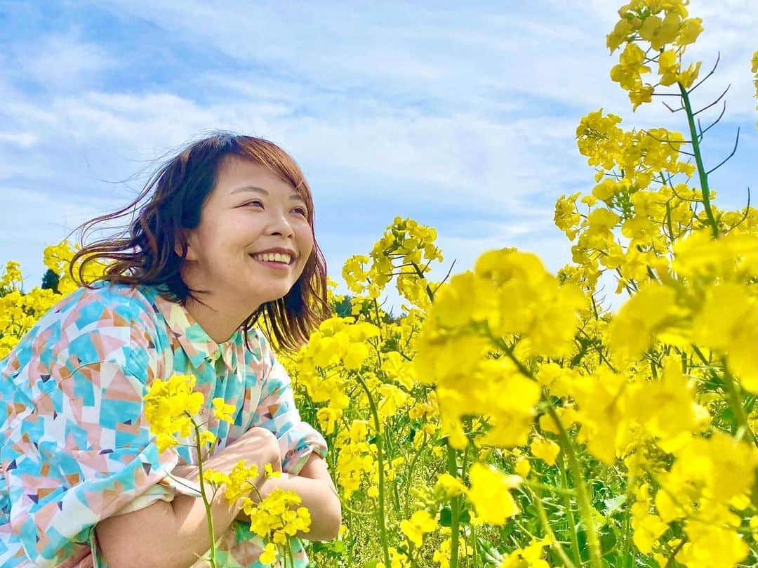 高坂友衣さんのインスタグラム写真 - (高坂友衣Instagram)「. よっちゃんと菜の花🌼②  よっちゃんが私の家族写真を沢山撮ってくれた！ 素敵な写真ばっかりなので、 ちゃーんと現像して残しておこう。  #前日に家族の肖像撮りますと宣言してくれました #翌日に色味加工した写真を送ってくれました」5月15日 16時00分 - yui_kosaka828