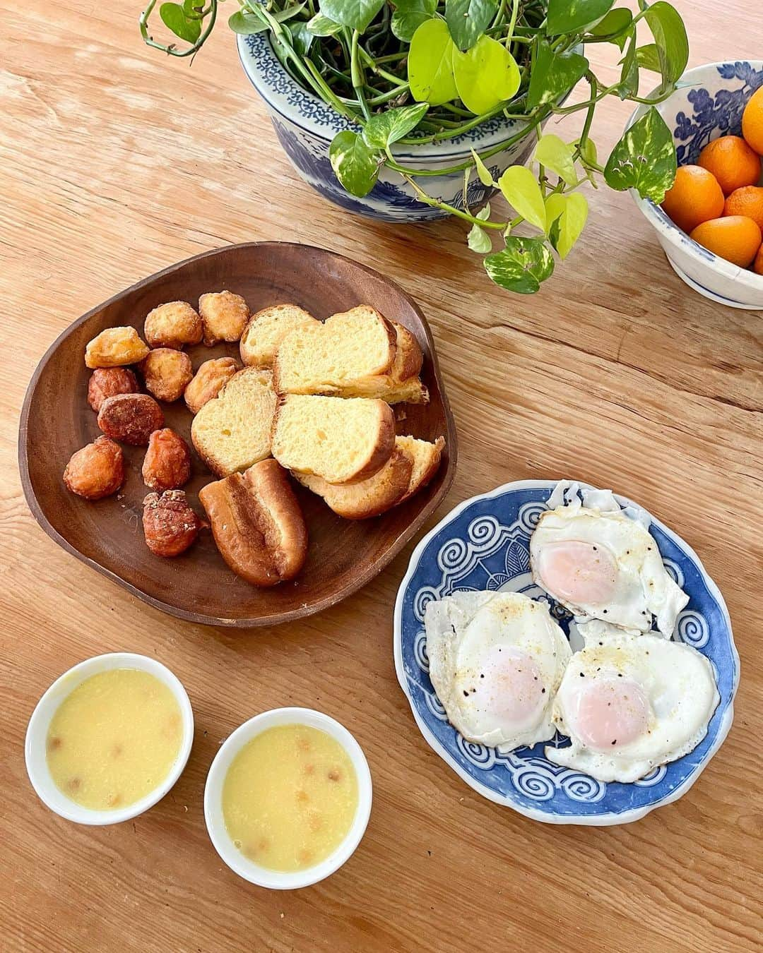 高見恭子さんのインスタグラム写真 - (高見恭子Instagram)「食べて笑って夢みて生きていこう  #table #washokki  #和食器 #vintage #tableware  #simplelife #lifestyle  #smile」5月15日 16時00分 - takami_kyoko