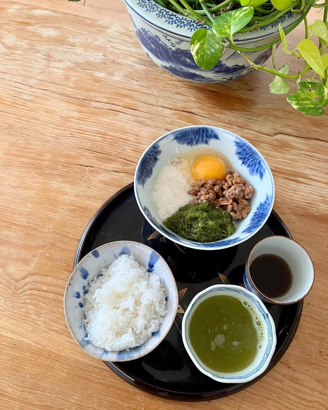 高見恭子さんのインスタグラム写真 - (高見恭子Instagram)「食べて笑って夢みて生きていこう  #table #washokki  #和食器 #vintage #tableware  #simplelife #lifestyle  #smile」5月15日 16時00分 - takami_kyoko