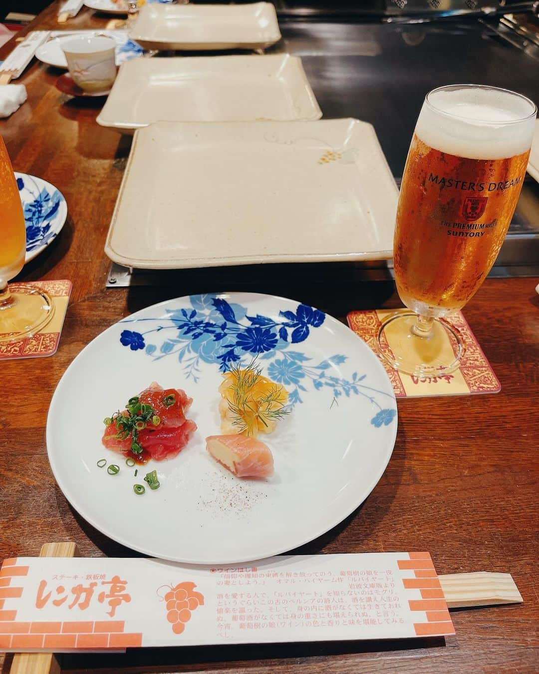 スザンヌさんのインスタグラム写真 - (スザンヌInstagram)「1日遅れの #母の日ランチ  （ばあちゃんありがとうの日でもある👵👵👵）🥩🍽💕inレンガ亭   あぁ楽しかった🥰美味しかった🤤 ばあちゃんたちのトークは学びがいっぱい🙆‍♀️オチまで完璧！笑  #母の日ギフト は母にはリクエストの真っ黄色のキーケース💛 ばあちゃんたちにはお揃い色違いの（喧嘩しないように笑）扇子🖤💜💙  喜んでもらえてしあわせです🙏🥺 笑顔かわいすぎる☺️  改めて母の日おめでとう🌷 いつもありがとう。 だいすきです。 ずっとずっと元気で長生きしてね🫶 またすーぐ行こうねごはん！！」5月15日 15時53分 - suzanneeee1028