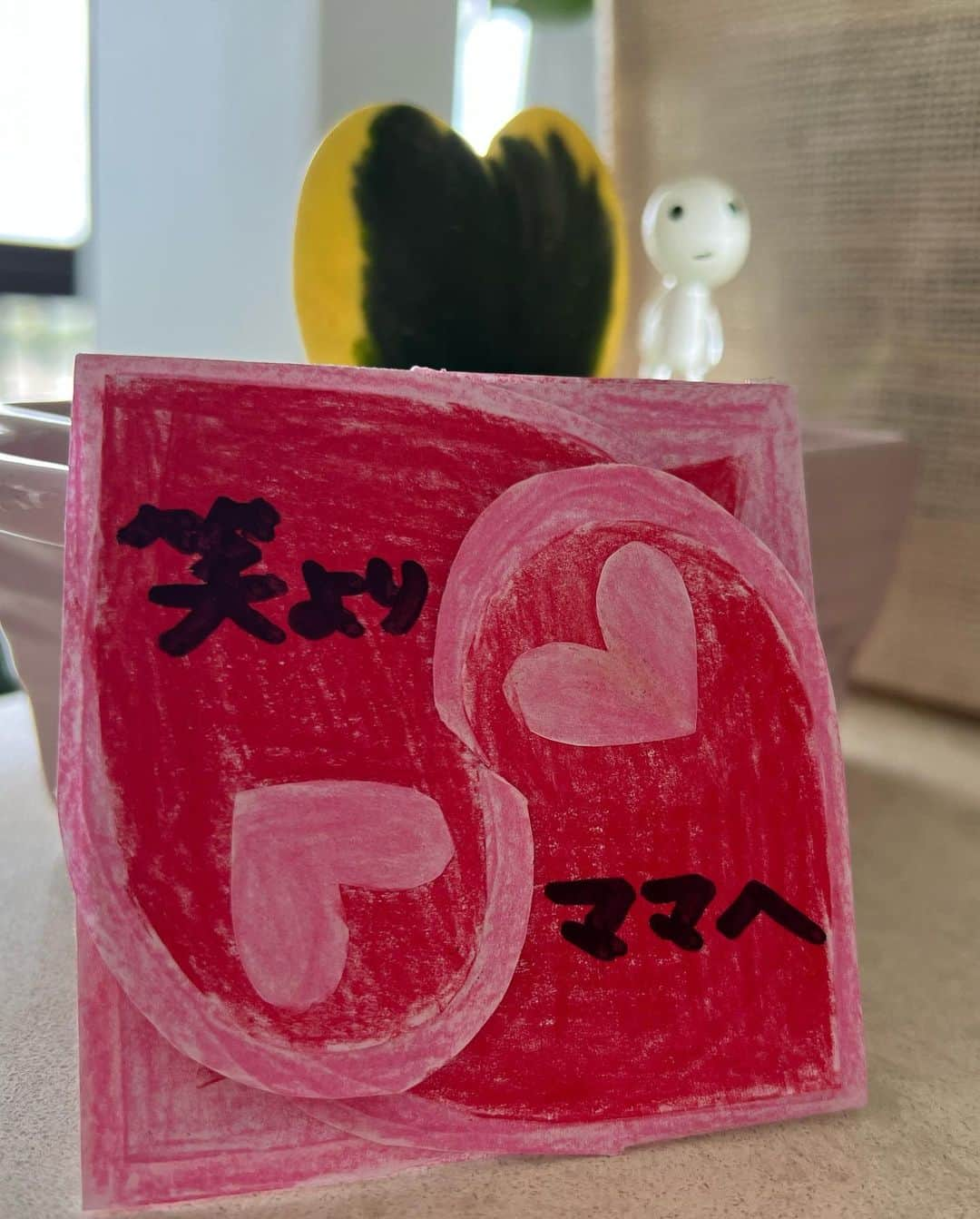 高沢悠子さんのインスタグラム写真 - (高沢悠子Instagram)「Happy Mother’s Day 💓  まずは、お母さんありがとう❤️ この気持ちを 自分の心の中に大切に刻みながら...  母の日とか、最近では子供の日とか 記念日は喜ばしいものですが 子供との関係がうまくいってない人も 離れ離れの人も、 子供がいる人もいない人も、 母の日とかこどもの日とか父の日とか、 敬老の日とか…  私は今 血縁関係だけじゃないって 感じるようになりました。  私の子供たちには 私以上にお母さんのように 思ってくれている人が 世の中にたくさんいます。  私も母のように慕う人がいて、 心から安心し、全てをゆだねて ときには、母のように怒ってくれる 女性もいます💓  そして 父のような人もいます💓  だからどんな記念日も 自分だけの記念日じゃないですね🥹  私だけが 幸せな母の日ではない。  私の子供たちを愛してくれる たくさんの人に ありがとうと伝えたい気持ちでいっぱいです。  私の母を愛してくれる人たちにも今日は ありがとうと伝えたいです。  今日はLAからの インスタライブに 参加していただき ありがとうございました‼︎  撮影しながらたくさんの温かいコメントを 読ませていただきました🥹🙏 ステージでがんばっている息子と 温かい皆様からのコメントに涙目でした💓  本当に沢山の方に 「息子を愛してくれてありがとうございます」と 言う気持ちでいっぱいな母の日。  なんて幸せなんだろう😭😭😭  そんな風に人と人をたどっていくと 結局はみんなが家族。  だから今日は 女性の皆さんの日  【ありがとう】  1人でも多くの人を勇気づけられる 母であり女性でいれるように これからも精一杯生きていきます。」5月15日 15時56分 - yuko_wellness_hi