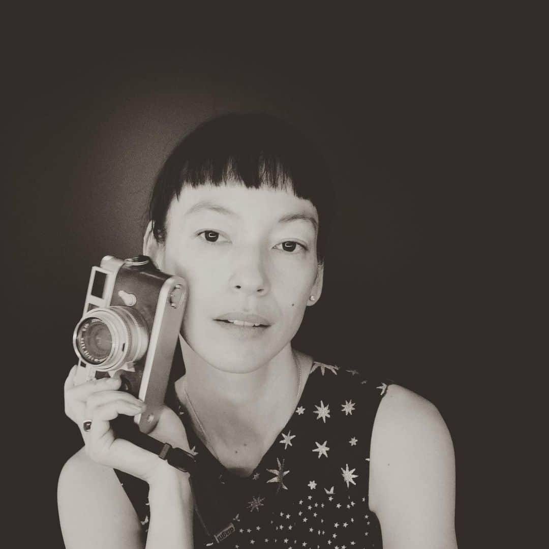 KIKIのインスタグラム：「LEICA STYLE MAGAZINE 41 KIKIの連載「memento of lens -記憶の種-」では昨年の秋に訪れた ライカの故郷 ドイツウェッツラーでのことを書きました 今号から新しく変わった私のプロフィール写真は ウェッツラーのライツパーク内のミュージアムで自撮りしたもの📸　全国のライカショップなどで配布中です ぜひお手に取ってご覧ください！」