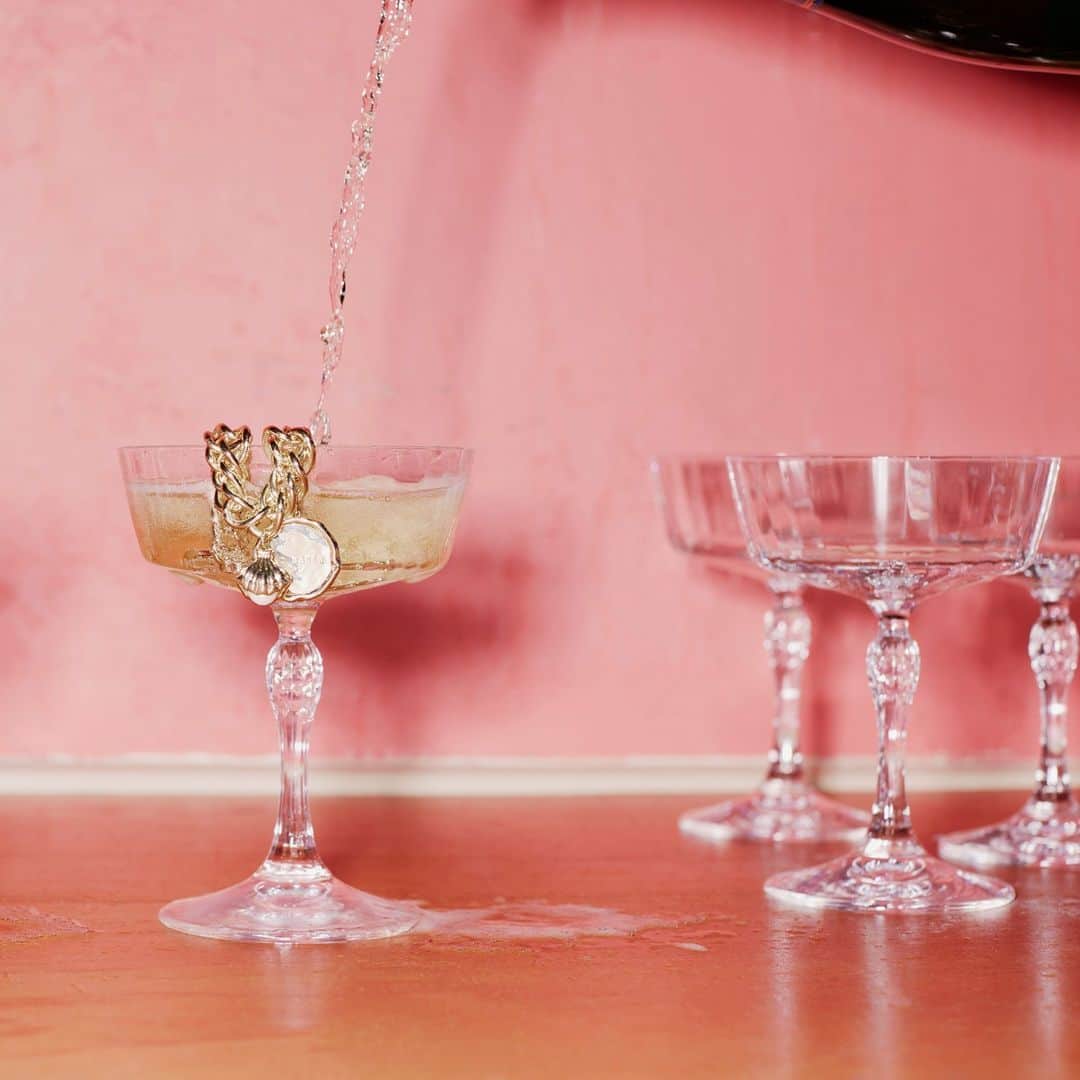 Ted Bakerのインスタグラム：「Invites at the ready, grab a glass upon arrival. From the first cork pop of wedding season to the last dance of summer. #TedBaker #MakeItAMoment」