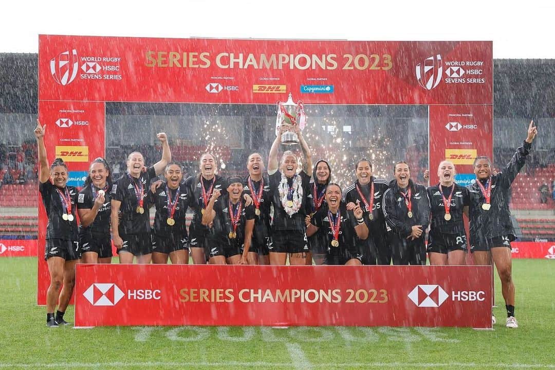サラ・ゴスのインスタグラム：「Proud As 🖤  World Series Champs🏆  What a season, what a last tournament ⚡️」