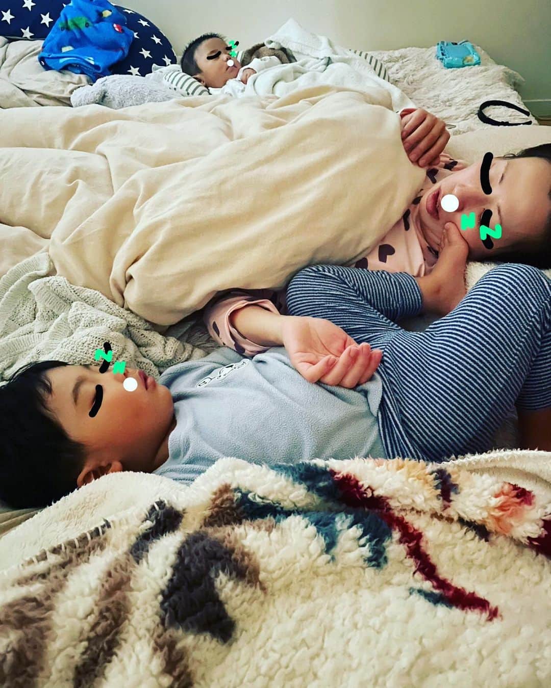 ボールボーイ佐竹のインスタグラム：「1日遅れの母の日💐  いつもありがとうございます👨🏻👦🏻👶🏻  #母の日 #いつもありがとうございます  #長男の寝相の悪さったら」