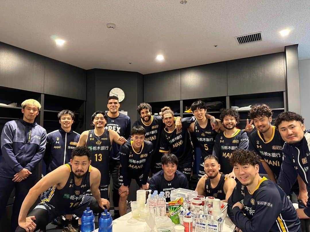 比江島慎さんのインスタグラム写真 - (比江島慎Instagram)「2022-23シーズンもありがとうございました。 ⁡ 苦しいシーズンにはなりましたが、超満員のシーズン最終戦に勝利を届けられて良かったです。 ⁡ BREX NATIONの皆さん、今シーズンも最後まで一緒に戦っていただき、ありがとうございました！ ⁡ ⁡ 「ファン感謝DAY」の会場やオンライン配信でお会いできることを楽しみにしています！」5月15日 16時07分 - mako6hieji