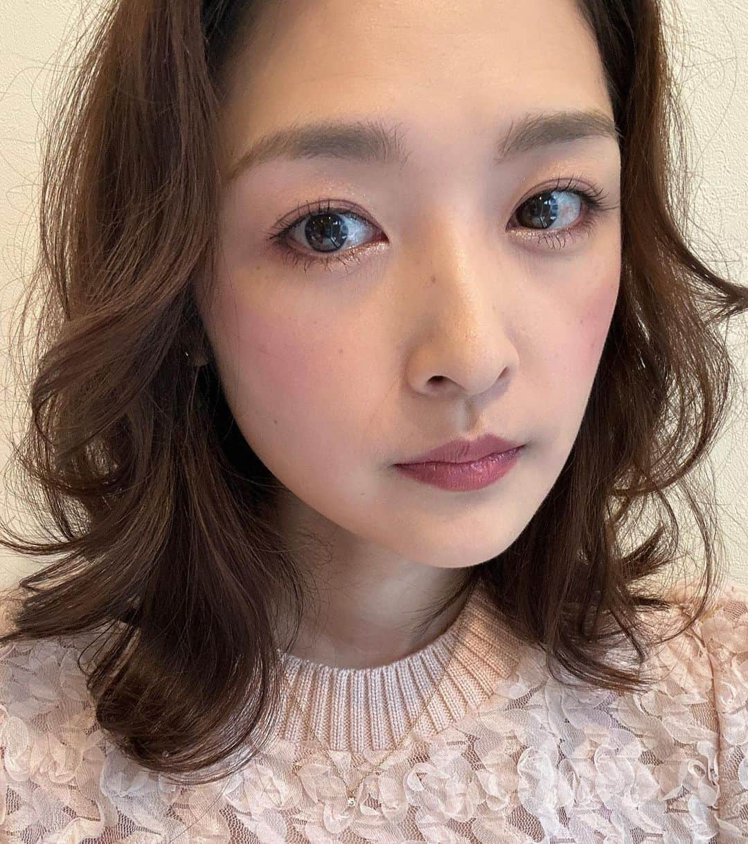 石川梨華さんのインスタグラム写真 - (石川梨華Instagram)「自メイク💄  普段アイラインはひきません！ (めんどくさいからw)  今日はお仕事メイクだったのでアイラインもひいて、マスカラもバッチリつけました😆 アイシャドウは愛用してる愛ちゃんとゆきりんのブランドをミックス使い🫰  お洋服はトップス＆スカートは#titivate アクセサリーも色々つけて、オシャレ楽しかった🩷  引きの写真はパパが撮ってくれた📷🤲  #石川梨華 #モーニング娘og #リアル梨華 #二児の母 #年子 #やんちゃボーイズ #仕事メイク #仕事モード」5月15日 16時11分 - rika_ishikawa_official