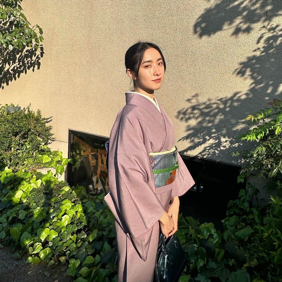 中田クルミのインスタグラム：「📯お知らせ📯 こちらではきちんとお知らせしていなかったので、改めて。  NHK BSプレミアム『雲霧仁左衛門6』に出演いたします。 人生初の時代劇。そして現在京都にて撮影の真っ最中です🔥  演者、スタッフ、錚々たる皆様と一緒に作品を創っています。半世紀に渡って時代劇を撮り続けている監督ともご一緒させていただいております。撮影は最高に刺激的で楽しい！！！ 毎日が学びの日々で、頭フル回転させながら頑張っています。  私はファンタジーの世界が大好物なのですが(ハリーポッターで育ち、Game of Thronesに夢中になった人生⚔️)時代劇も私にとっては最早ファンタジー。そんな創作世界の住人になれることが心から嬉しいです。毎日がタイムスリップ！  大人気シリーズの最新作、舞台は京都になります。 舞い戻った雲霧一党の活躍を楽しみに待っていてくださいね☺️  『#雲霧仁左衛門6』 ▼2023年8月25日より NHKBSプレミアム/BS4Kにて 毎週金曜19時30分から20時13分放送  (ここ数ヶ月お着物を着ていたのはこのドラマの稽古としてでした！そして気づいたら着物沼に半分足を突っ込んでる自分がいます。古着好きはハマるよ〜と聞いていましたが、まさにその通りでした🫨恐ろしいです。気づけばメルカリを血眼で漁る日々です。)#着物  ───────────────────  そしてもう一つお知らせです📯 NHK「すてきにハンドメイド」も続いて出演しています❣️ また呼んで頂き嬉しい限りです。 アイヌ刺繍については漫画で得た知識のみでしたが、実際の制作のお話が聞けてとてもワクワクでした。 切り紙の回は、私の中の切り紙の概念が覆されました😂素でびっくりしてる所がたくさんあるかと思います。  『 #すてきにハンドメイド 』 ▼日本の伝統手芸　アイヌ刺しゅう 総合 5月16日（火）11:05〜11:30 総合 5月18日（木）13:05〜13:30  ▼切り紙で おもてなしのテーブルウエア Eテレ 5月18日（木）21:30〜21:55  是非お楽しみください！🥰💫 以上、長くなってしまいましたがお知らせ二つでした。 こうやってお声がかかることは心から嬉しいですね。嬉しくて1人でホロリと泣いてしまう夜があったりします。今まで頑張ってきて本当に良かった。あの時諦めなかった昔の自分を褒めたい気持ちです。 最後まで読んでくださりありがとうございます🥹」