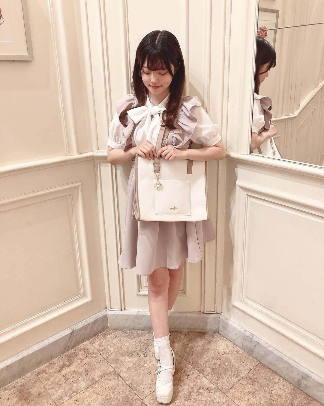 evelyn.coordinateのインスタグラム：「୨୧  ℕ𝕖𝕨 𝕒𝕣𝕣𝕚𝕧𝕒𝕝🧁𓌈˒˒  #パールバックルチェックOP  color PI/BE/BK price ¥9,800  甘さたっぷりの新作OP🫖🩰  ベルトはパール付きで存在感抜群◎ 肩のフリルもポイントです🐈🎀  そして只今店頭にて¥17,000以上お買い上げのお客様に オリジナルA4トートバッグをプレゼントしております💐  着用のワンピースとも相性ぴったり.ᐟ  人気色は残りわずかの為お求めの方は お早めにご来店くださいませ₍ᐢ.ˬ.ᐢ₎♡  staff 152cm   #evelyn #エブリン #ガーリーコーデ #甘めスタイル #甘めコーデ #清楚コーデ #可愛い #girly #feminine #パステル #girl #evelynコーデ #フェミニンコーデ」