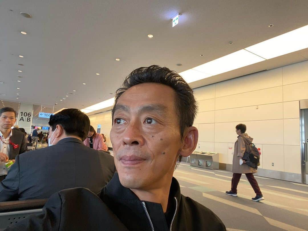 ぜんじろうのインスタグラム：「ヨーロッパツアーから次はアジアツアー。まずはベトナム🇻🇳公演。羽田より出発」