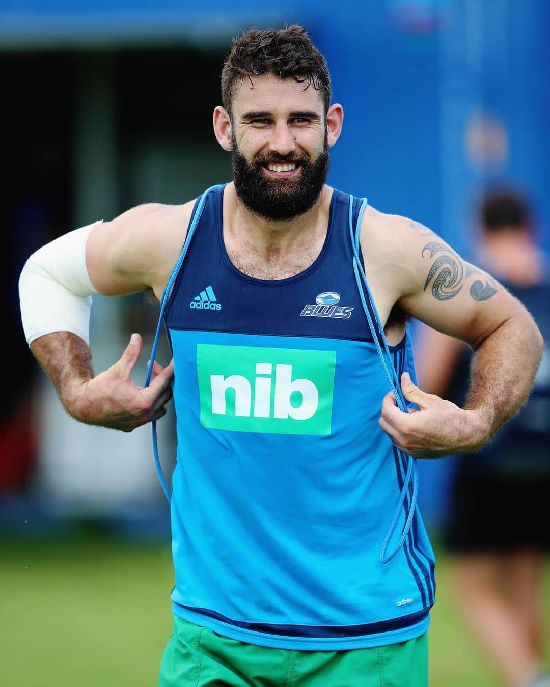 Super Rugbyのインスタグラム：「It is with great sadness to hear of the passing of Billy Guyton. Billy was a much-loved member of the Blues from 2016-17, as well as playing for the Crusader and Hurricanes and had a positive impact on those he played alongside. Our condolences and aroha are extended to Billy’s whānau, friends and colleagues during this sad time.  For NZ: Need to talk? Free call or text 1737 any time for support from a trained counsellor.  For AU: Lifeline: 13 11 14 or http://lifeline.org.au Beyond Blue: 1300 22 4636 or http://beyondblue.org.au Kids Helpline: 1800 55 1800 or http://kidshelpline.com.au Headspace: 1800 650 890 or http://headspace.org.au」