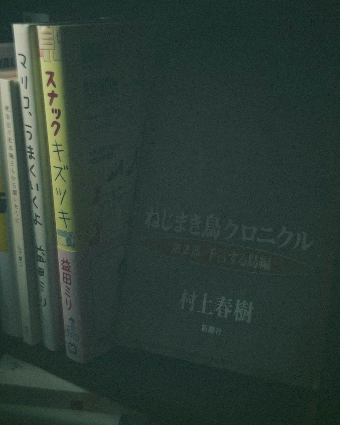 葵うたのさんのインスタグラム写真 - (葵うたのInstagram)「いつもありがとうございます！ Instagramにも慣れてきたところで、 今回の投稿に送ってくださったコメントにランダムでお返事できたらと思います！📮 是非😊お話ししましょう☕️  因みに、 私は今日午前と午後にオーディションに行ってきました。本をもう一度読もうと思い、合間でふらっと入った喫茶店が久しぶりにツボにハマって、湿気でもやっとしていた気持ちが不意にときめきに変わりました。特に椅子が可愛かった🤔高校生の時に東京に出た時、喫茶店巡りが趣味だったことを思い出しました。 本を読んだり、人とお話ししたり。 当時通っていたお店は今や大人気で並ばないと入れなくなってしまい、少し寂しくなかなか行っていなかったのですが、また巡ってみようかなと思います。  （因みに今読んでる本は村上春樹さんの「ねじまき鳥クロニクル第二部予言する鳥編」です。）」5月15日 16時15分 - utano_aoi_