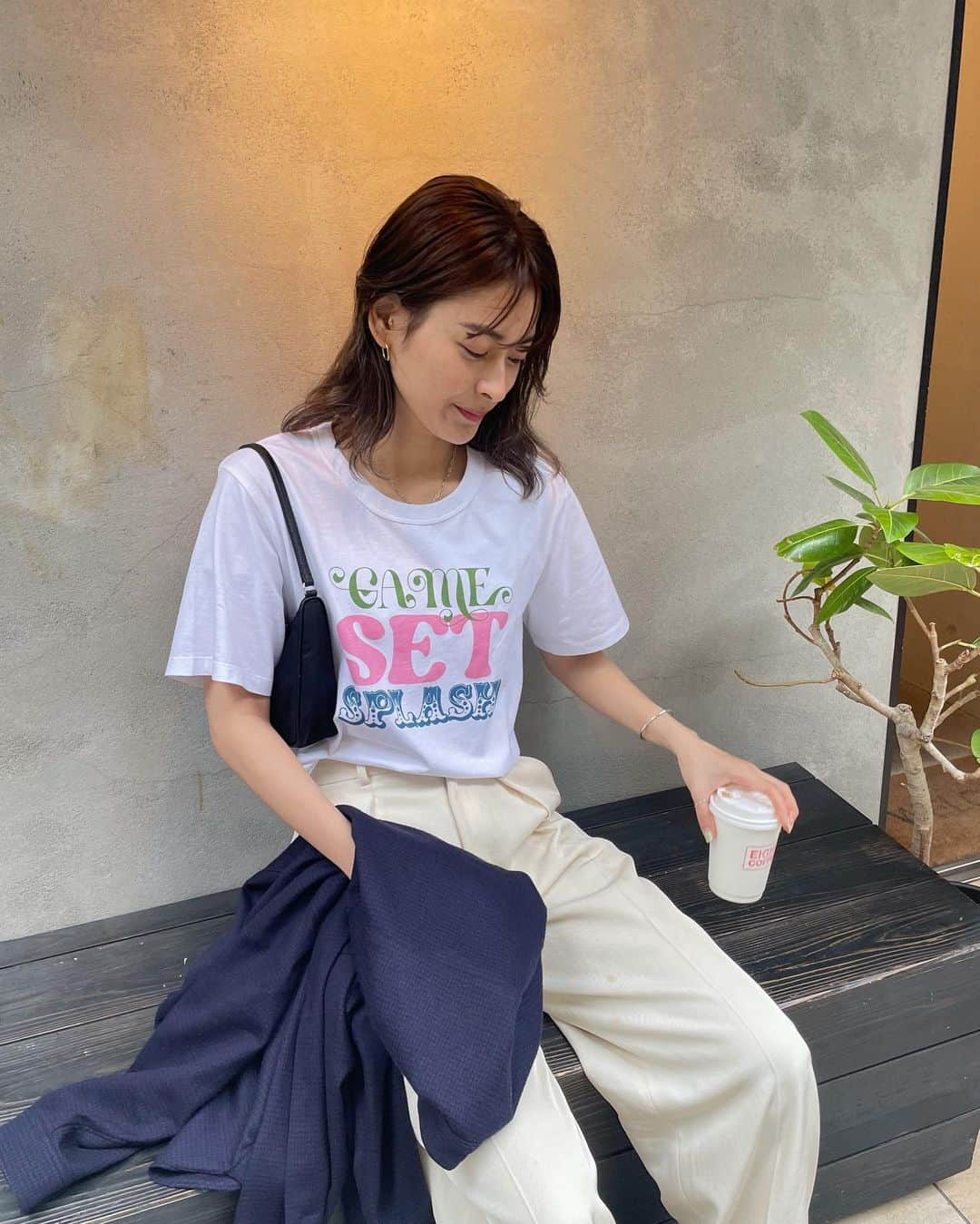 松本瞳のインスタグラム：「. Maison Kitsuné x Hotel Olympiaのコラボアイテム。グラフィックかわいくてお気に入り🌐 Tシャツと羽織りの合わせ好きだから、これからたくさん着る🥹✨ @maisonkitsune  . #メゾンキツネ #MaisonKitsune #Hotelolympia #pr #Ｔシャツコーデ」