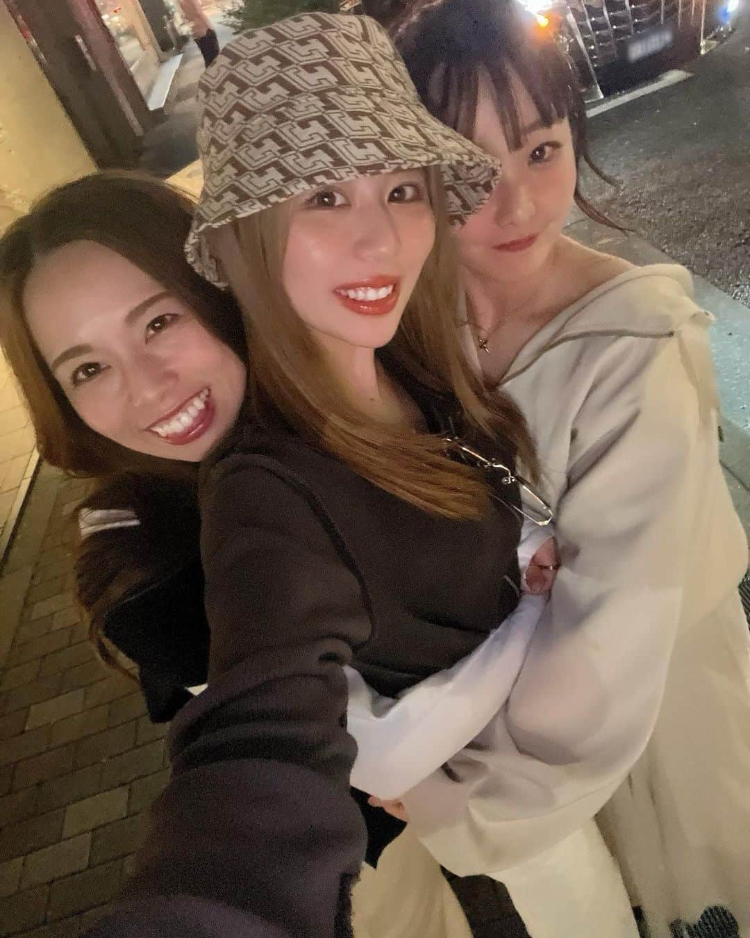 横井美穂のインスタグラム：「. バイバイしたときのふたりかわちい👩‍👧‍👧💗 あいみまた7月ね👾💛」