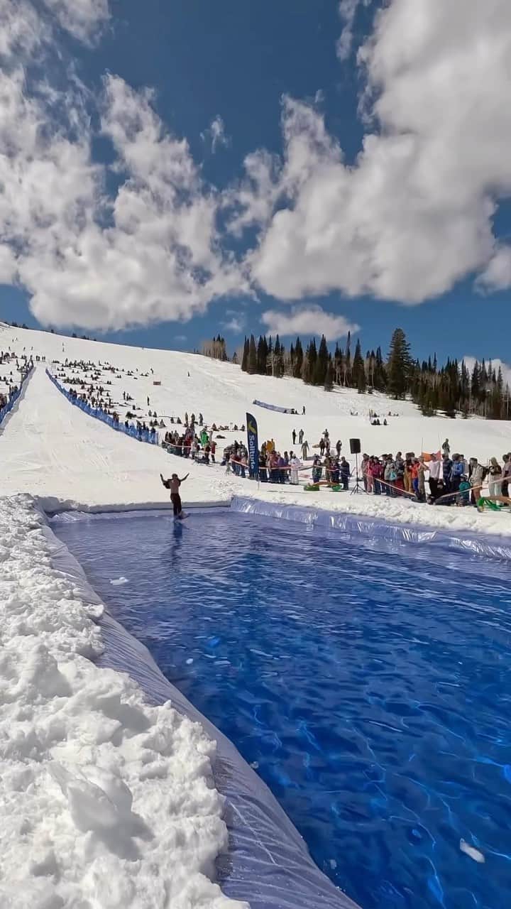 のインスタグラム：「Когда зимние и летние лыжи внезапно встречаются 🤝⁠ ⁠ 📹: @solitudemountain」
