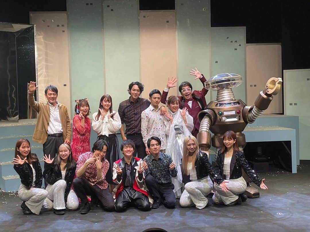 島津見のインスタグラム：「舞台「原色★歌謡曲図鑑」  全8公演ありがとうございました！！ 本当に本当に素敵なカンパニー  作品と、キャスト、スタッフの皆さん、そして見にきてくださった皆様に本当に出会えてよかったと実感しています。 幸せでした。  歌謡曲溢れる楽屋も大好きでした。  一生、明確に覚えている舞台なのは間違いないです。  心から、ありがとうございました！」