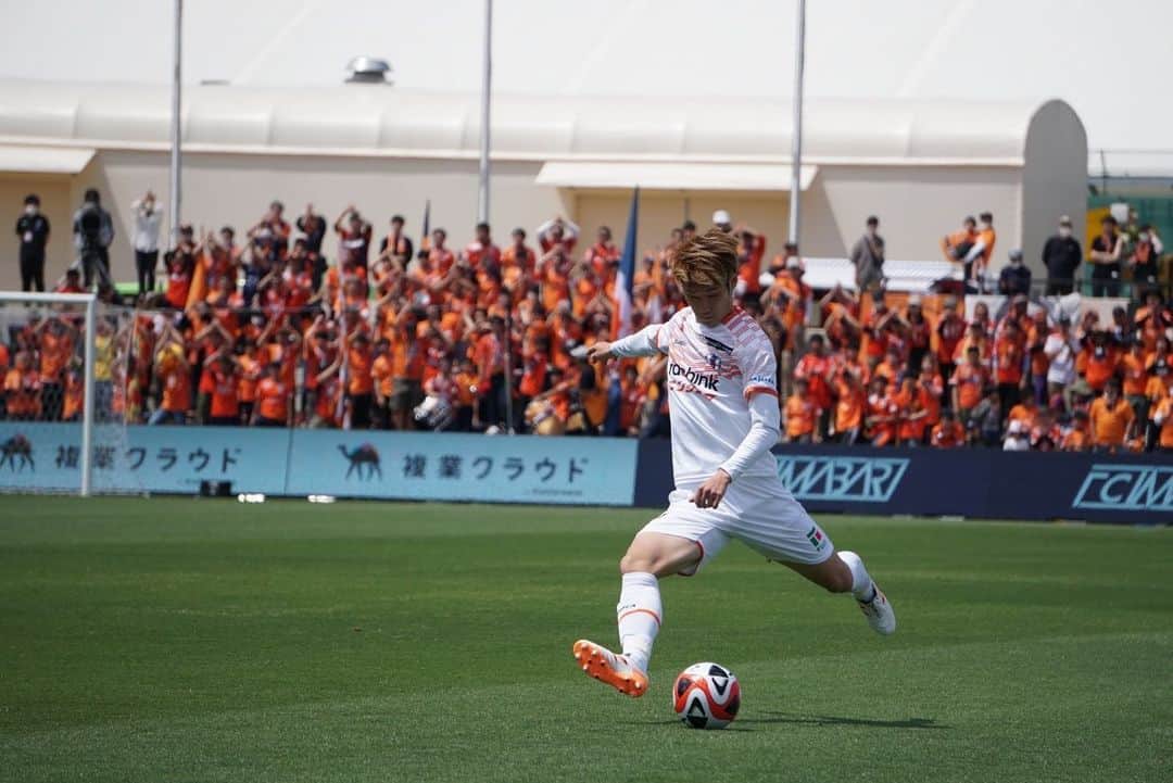 森下怜哉のインスタグラム：「伊予決戦 熱い応援ありがとうございました🙇‍♂️  まだまだここから💪💪  #ehimefc  #new balance #37 #感謝」