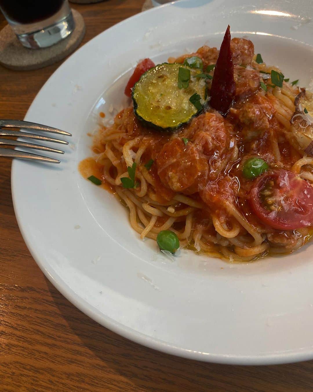 堀舞紀さんのインスタグラム写真 - (堀舞紀Instagram)「🍝  あ〜 お腹いっぱいでした。  久々のオーバーオールコーデ。 おじさんに 見間違われたら 困るのでピンクのロンTやサングラスと合わせました。  I like tomato flavored pasta.  By the way, focàccia was refilled.  blew up on a bicycle One person time for a moment. 🍝🚲🤪  🙋🏽‍♀️〜  #爆速ランチ #🚲 #母親服装 #夜ご飯なんにしよ〜😩。。。」5月15日 16時32分 - mainohori