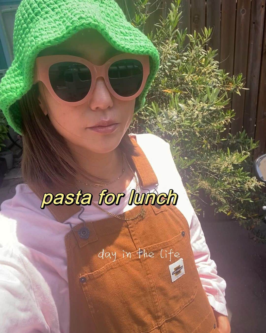 堀舞紀のインスタグラム：「🍝  あ〜 お腹いっぱいでした。  久々のオーバーオールコーデ。 おじさんに 見間違われたら 困るのでピンクのロンTやサングラスと合わせました。  I like tomato flavored pasta.  By the way, focàccia was refilled.  blew up on a bicycle One person time for a moment. 🍝🚲🤪  🙋🏽‍♀️〜  #爆速ランチ #🚲 #母親服装 #夜ご飯なんにしよ〜😩。。。」