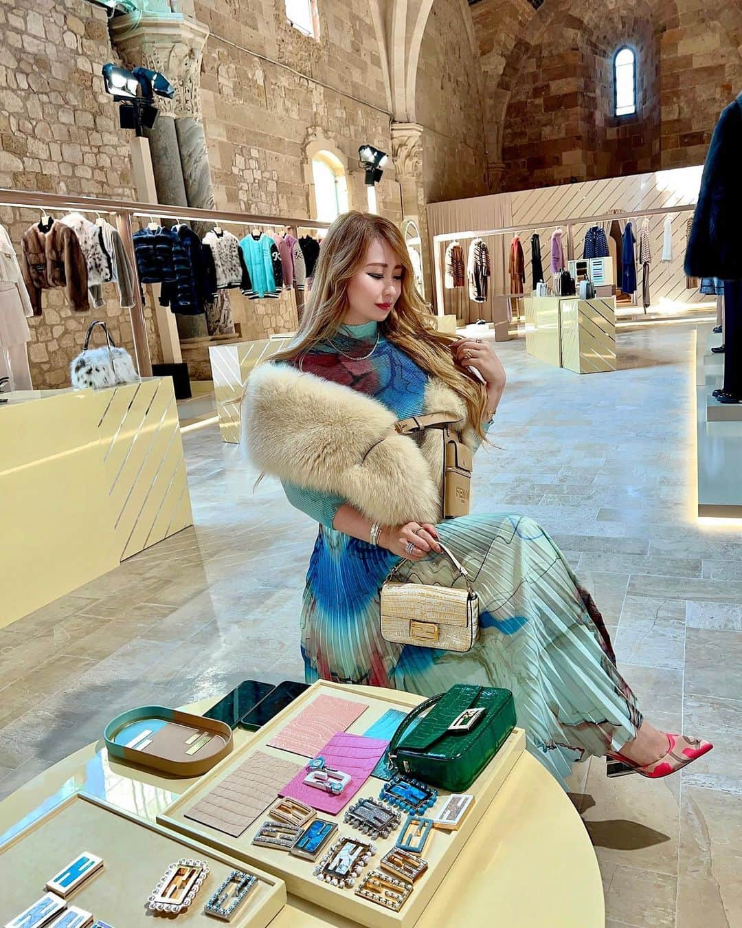 ayuさんのインスタグラム写真 - (ayuInstagram)「WORLD OF FENDI💛 in Italy 🇮🇹 2023  イタリアで行われた特別な受注会。 ここでは、普段オーダー出来ない物が特別オーダー出来る。 カバンにしてもファーにしても 一つ一つ自分好みのデザインでオーダーすることができます✨ 仕上がりは大体どの商品も１年後🙂  #worldoffendi2023#worldoffendi#fendi」5月15日 16時43分 - ayu888ayu