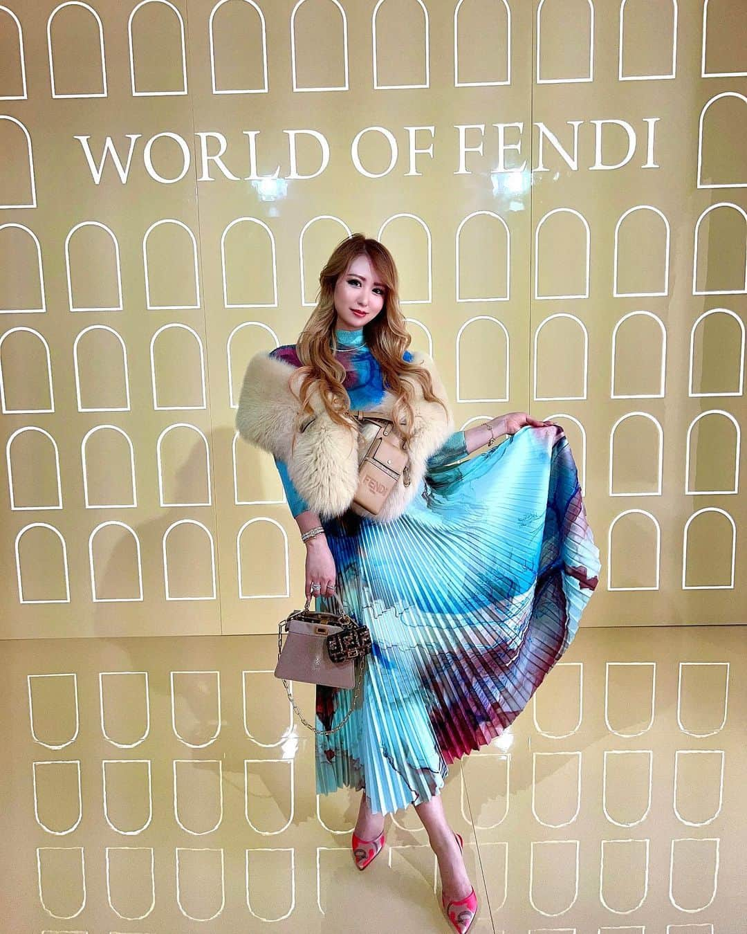 ayuのインスタグラム：「WORLD OF FENDI💛 in Italy 🇮🇹 2023  イタリアで行われた特別な受注会。 ここでは、普段オーダー出来ない物が特別オーダー出来る。 カバンにしてもファーにしても 一つ一つ自分好みのデザインでオーダーすることができます✨ 仕上がりは大体どの商品も１年後🙂  #worldoffendi2023#worldoffendi#fendi」