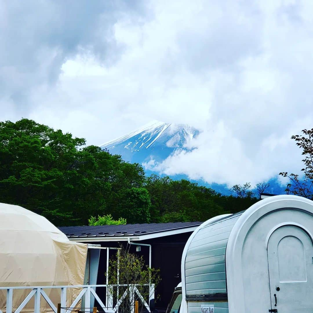 常世晶子さんのインスタグラム写真 - (常世晶子Instagram)「昨日まで親孝行旅行。山梨県吉田市でグランピング🎄⛺🚙 富士山の麓で、部屋ごとに温泉がついていました♨️家族ごとに2棟予約したので広々ー。  これは到着日、早速飲み放題のワインをいただきました💓  たまにはこういう日もないとね。  いつもありがとうございます！乾杯🥂  ※写真を追加して再投稿。バーベキューと観光は別であげようかと。なので、これは①です。 最後の富士山は翌日、ようやく少しだけ見えたので😊💓富士山を見ると何だか元気になります🗻  #グランドーム富士忍野 #グランピング #美しい自然 #温泉  #まずは施設だけ投稿しておきます #旅行  #母の日 #🌹」5月15日 16時43分 - tokoyo_shoko