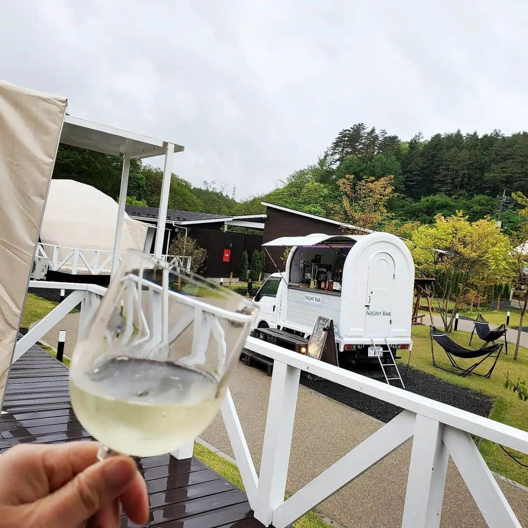 常世晶子さんのインスタグラム写真 - (常世晶子Instagram)「昨日まで親孝行旅行。山梨県吉田市でグランピング🎄⛺🚙 富士山の麓で、部屋ごとに温泉がついていました♨️家族ごとに2棟予約したので広々ー。  これは到着日、早速飲み放題のワインをいただきました💓  たまにはこういう日もないとね。  いつもありがとうございます！乾杯🥂  ※写真を追加して再投稿。バーベキューと観光は別であげようかと。なので、これは①です。 最後の富士山は翌日、ようやく少しだけ見えたので😊💓富士山を見ると何だか元気になります🗻  #グランドーム富士忍野 #グランピング #美しい自然 #温泉  #まずは施設だけ投稿しておきます #旅行  #母の日 #🌹」5月15日 16時43分 - tokoyo_shoko