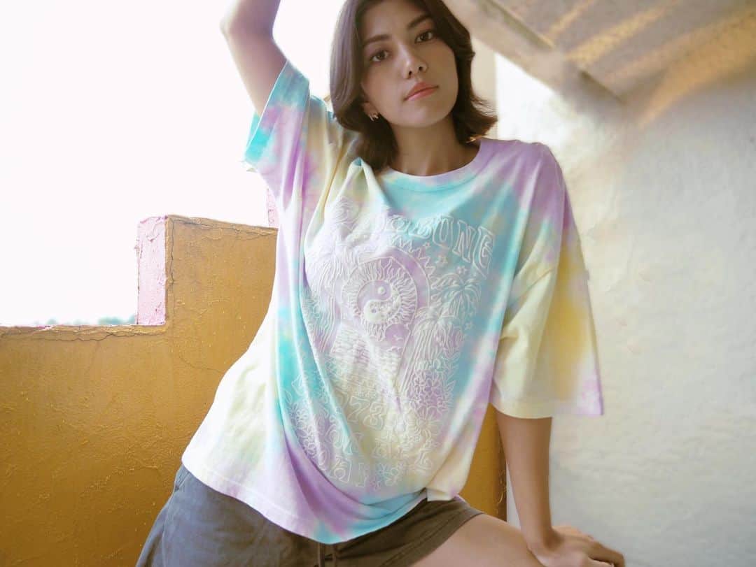BillabongWomensJapanのインスタグラム：「タイダイルーズフィットTEEは、ホワイトのオリジナル発泡プリントがポイント」
