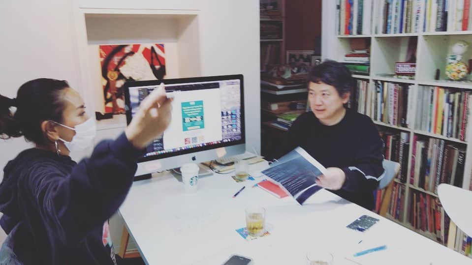 LOVEのインスタグラム：「Ademo Kodemo Nai Day.  相馬の高校生から出たキーワードを吟味しながら、私なりにさらにアイデアをだしてみた💡が具体的にはどうしたらいいのだ！？  尾浜こども広場に作る何か。震災からの全てを包括して未来に渡す何か。シンボルになる何か。色褪せない希望と共に、ちゃんと機能する楽しい何か。大人がよってたかって今日も夢を見るための打ち合わせを🐳🐳🐳  アートディレクション&クリエイション監修に参加してくださっているヒロ杉山さん。 @hiro_sugiyama_enlightenment   今日は最終的に、チラッとこっちみて、ニコッ！として、なぜかコソコソ声で「...できたね？」と。  どんだけチャーミングなんですか☺️  よーし次はヒロさんに現地を見ていただきましょう。また近々相馬いきますわ〜！  #somablueproject  #あーでもこーでも  #相馬市」