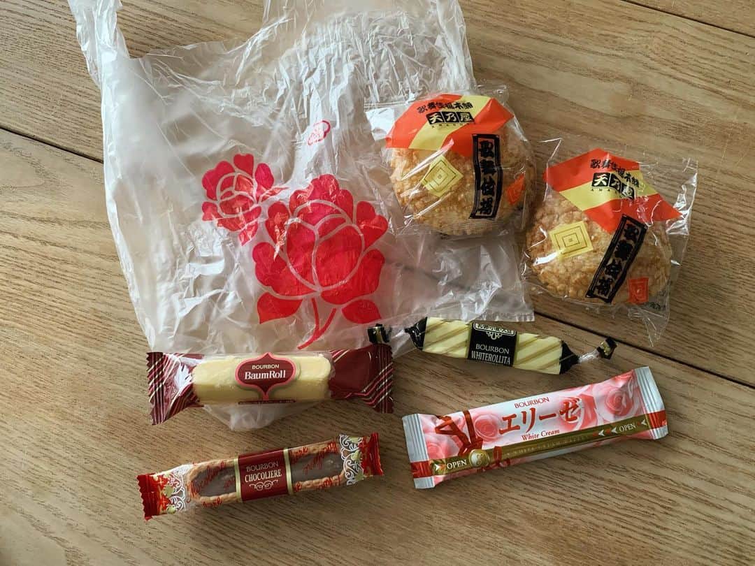 小谷実由のインスタグラム：「本日の撮影お菓子から神器シリーズを作成。ホワイトロリータとバウムロールは殿堂入りメンバー(ないと絶対ダメ)。エリーゼ、チョコリエール、歌舞伎揚は上位ランクインメンバー(あったら嬉しい)。 #omiyuhuntingsome」