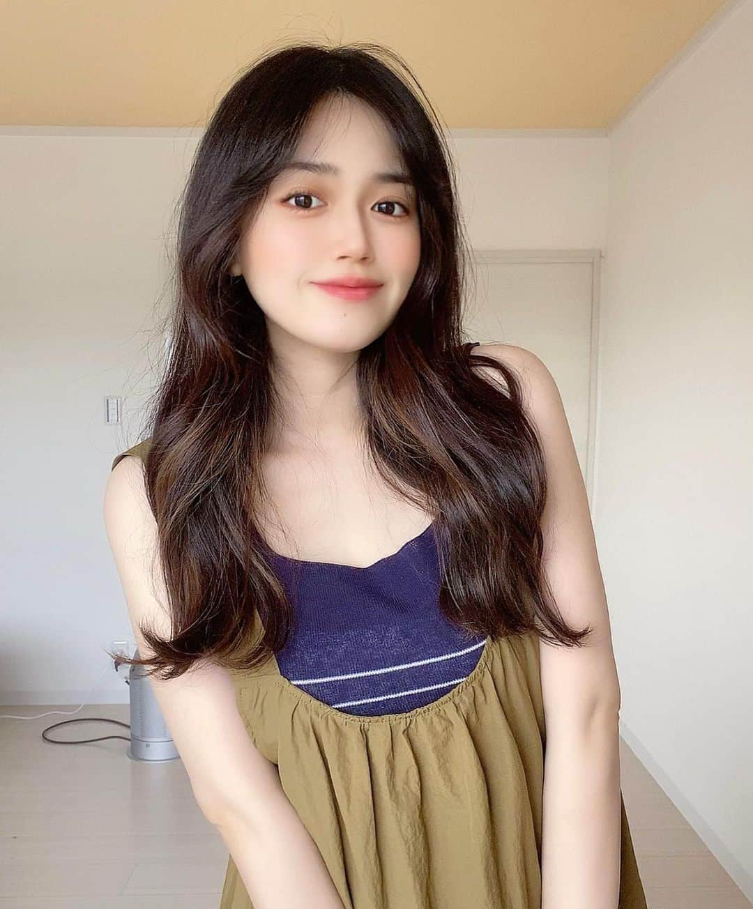 藤堂なえみのインスタグラム：「最近外食する時は 和食にハマっている🫶🏻 て言っても、そんな外食してないけどwww  暑がりだからもうノースリーブでも 出かけるんだけど、 夏どうなっちゃうの😱 夏の暑さに耐えられるのか…  one-piece @grl_official [zi398]  #グレイル #grl #グレイル購入品 #グレイルコーデ #grl購入品 #grlコーデ #dholic #ディーホリック #プチプラコーデ #プチプラ #高見えコーデ #大人コーデ #韓国ファッション #韓国コーデ #韓国  #かわいい  #エロ可愛い  #美女 #美人 #インスタ映え #清楚系女子 #清楚コーデ #エロボディ #スタイル抜群 #マタニティコーデ #カフェ巡り #巨乳美女 #モデル  #春コーデ #フェミニンコーデ」