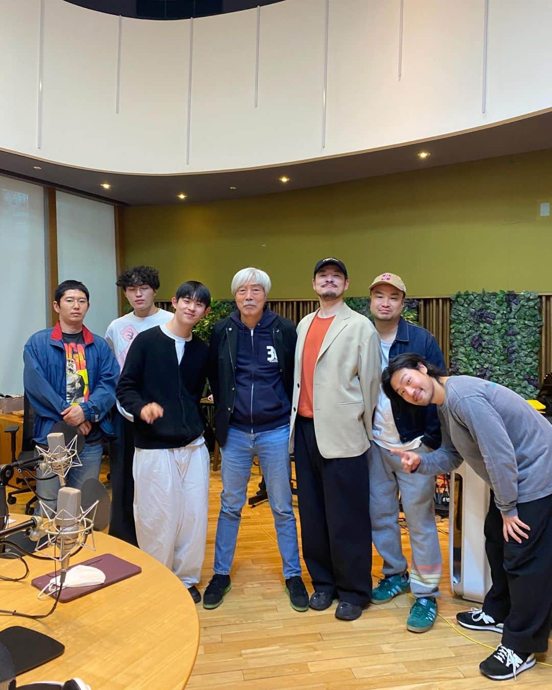 チャン・ギハのインスタグラム：「지난 금요일 배철수의 음악캠프~😙🎵 @baecamp」