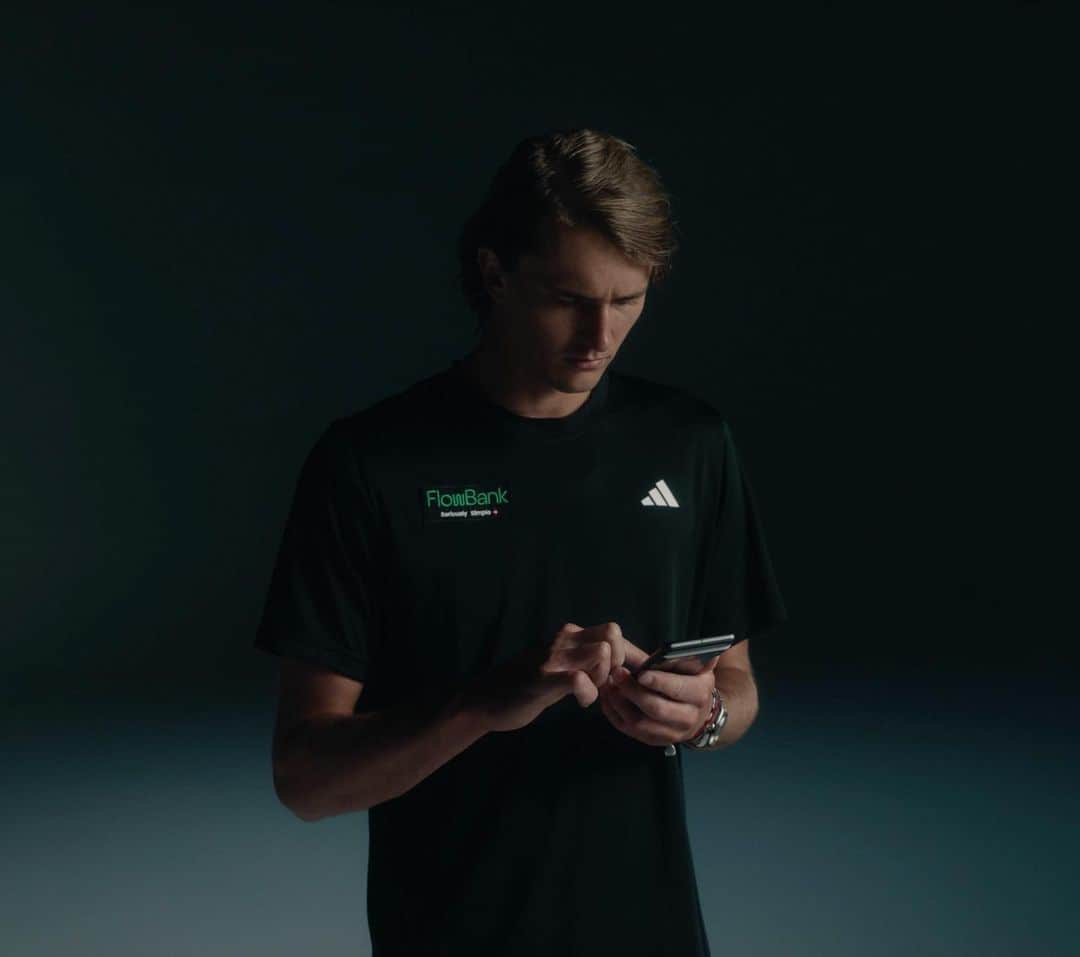 アレクサンダー・ズベレフのインスタグラム：「Hey guys! As you already know, I'm competing in the @flowbank trading championship against eight other athletes who represent various sports.  You can vote for me and win an exclusive trip to Zurich, Switzerland for the closing ceremony where you will be able to meet me and the other athletes in person. Follow @flowbank and you’ll find out more soon. I’m counting on you 🏆  #TradeLikeAPro #FlowBankChampionship #Trading」