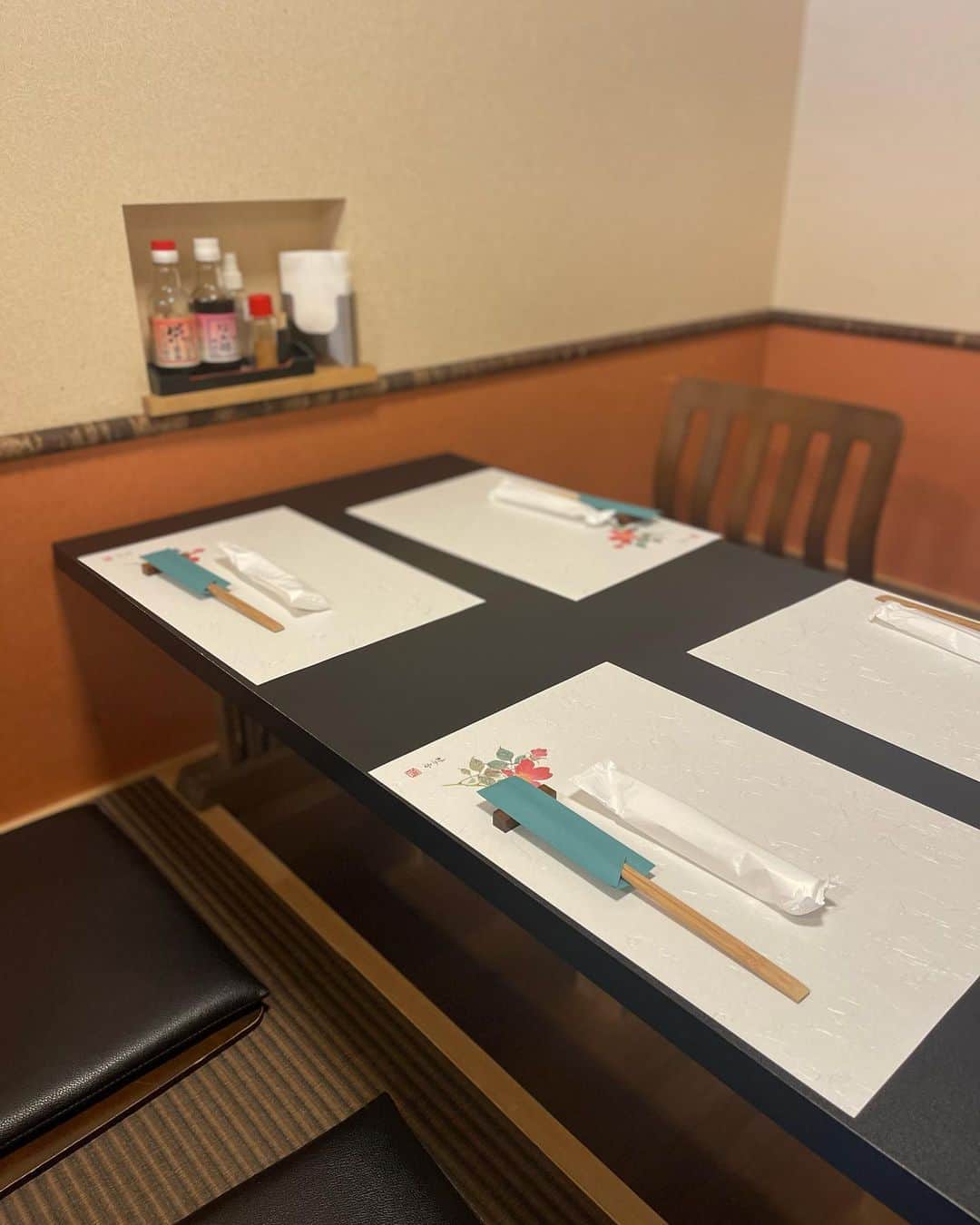 荒木麻里子さんのインスタグラム写真 - (荒木麻里子Instagram)「取材でお邪魔した、 掛川駅前にある小料理屋『山﨑屋』 生簀に泳ぐおこぜのお刺身が絶品でした𓂃𓈒𓂂𓏸 真っ白な暖簾もカッコいい。 ⁡ 𓉞山﨑屋 @yamazakiya.kakegawa  ⁡ 東海道新幹線の駅前でもあるので、 県外のお客さんが多いそう。 一見さんも大歓迎だそうです！ お料理へのこだわりが素晴らしかったので、 プライベートでまた行きたいお店。 ⁡ ⁡ #山﨑屋 #掛川駅 #小料理屋 #駅前グルメ #駅近グルメ」5月15日 16時47分 - marilyn198612
