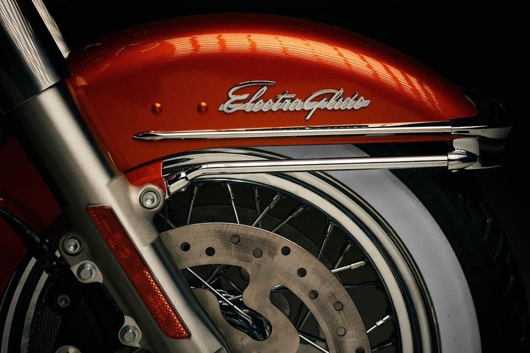 Harley-Davidson Japanさんのインスタグラム写真 - (Harley-Davidson JapanInstagram)「【エレクトラグライド ハイウェイキング】 1968年のFLHエレクトラグライドからインスパイアされ、クラシックなスタイルと現代のパフォーマンスを纏ったモーターサイクル。当時の美しいツートンカラーを彷彿とさせるハイファイオレンジとバーチホワイトのピンストライプ、ブラックデニム仕上げがアクセント。シリアルナンバー入りで世界限定1,750台、日本限定228台（ハイファイマゼンタ114台、ハイファイオレンジ114台）の2色展開です。  https://www.h-d.com/highwayking   #ハーレーダビッドソン #HarleyDavidson #UnitedWeRide #IconsCollection #HighwayKing #ハイウェイキング」5月15日 17時00分 - harleydavidsonjapan