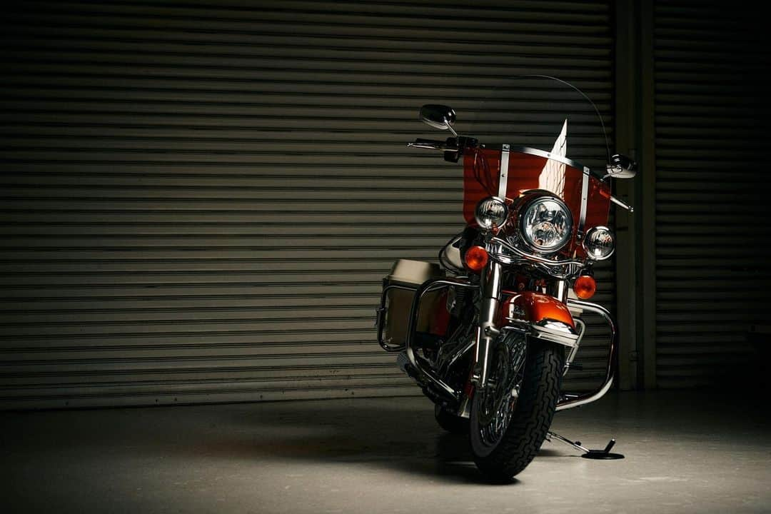 Harley-Davidson Japanさんのインスタグラム写真 - (Harley-Davidson JapanInstagram)「【エレクトラグライド ハイウェイキング】 1968年のFLHエレクトラグライドからインスパイアされ、クラシックなスタイルと現代のパフォーマンスを纏ったモーターサイクル。当時の美しいツートンカラーを彷彿とさせるハイファイオレンジとバーチホワイトのピンストライプ、ブラックデニム仕上げがアクセント。シリアルナンバー入りで世界限定1,750台、日本限定228台（ハイファイマゼンタ114台、ハイファイオレンジ114台）の2色展開です。  https://www.h-d.com/highwayking   #ハーレーダビッドソン #HarleyDavidson #UnitedWeRide #IconsCollection #HighwayKing #ハイウェイキング」5月15日 17時00分 - harleydavidsonjapan