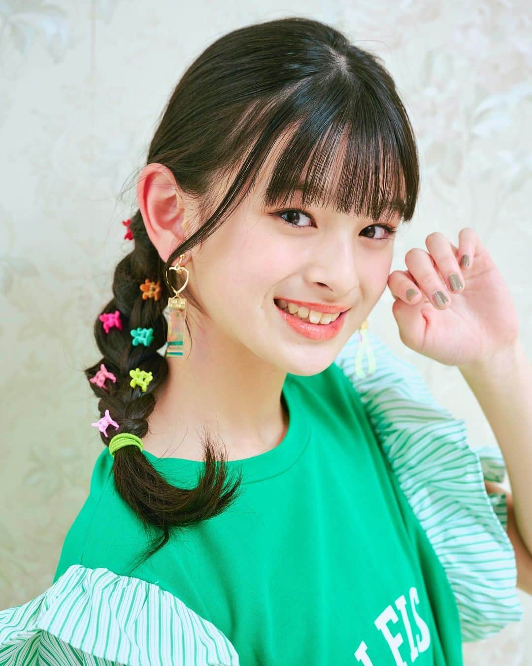 ニコ☆プチのインスタグラム：「☀️💜💫  みつあみとミニクリップがラプンツェルみたいでかわいい🥺💞  サイドみつあみのやり方は ニコ☆プチ6月号の「長さ別ヘアアレンジ」を見ながら マネしてみてね🥰✨  📸Photo by @ogawaken59  👗Stylist by @pirolichan  💄Hair&Make @konomi.hm  👧🏻Model Suenaga Hinata  #ニコプチ #ニコプチモデル  #末永ひなた #小学生ファッション #小学生 #ヘアアレンジ #js5」