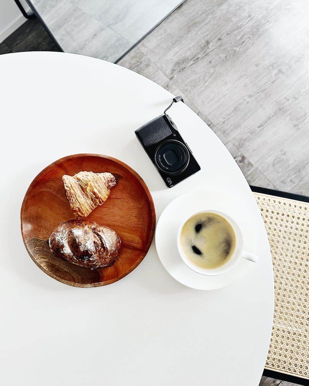 ロビンのインスタグラム：「croissant クロワッサンって綴り、よく忘れる。 しかも英国英語と米国英語で発音全然違う  本日の朝ごはんは、 クリィサァーーンッッ(ティ)  どっちでしょう？」