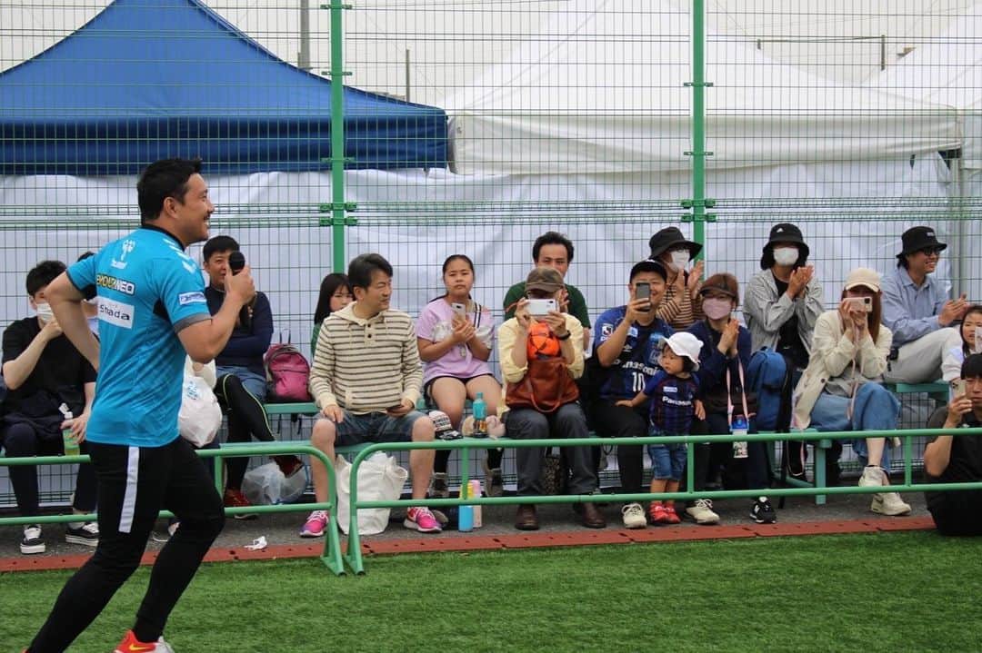 安田理大さんのインスタグラム写真 - (安田理大Instagram)「先日の5月13日(土)はOFA万博フットボールセンターで行われた『朝日新聞＆ガンバ大阪ジュニアサッカースクール』にゲストコーチとして参加してきました⚽️ 　 午前と午後で約250人の子供たちと一緒にサッカーを楽しみました！！ 午後は少し雨が降りましたが、その雨も吹き飛ばすくらいの元気とパワーを子どもたちから貰いました👦🏻👧🏻 子どもたちと触れ合えるサッカースクールって昔からめっちゃ好き！！ 　 ガンバの時の両翼を担った加地さんとも一緒で最高の時間でした💙🖤 　 朝日新聞さん、ガンバ大阪さん、運営に携わってくれたスタッフの皆さん、そして参加してくれた子どもたちとその親御さん、本当にありがとうございました👍🏼 　 　 #朝日新聞 #ガンバ大阪 #加地亮 #朝日新聞ガンバ大阪ジュニアサッカースクール」5月15日 16時54分 - michi_yasuda_official