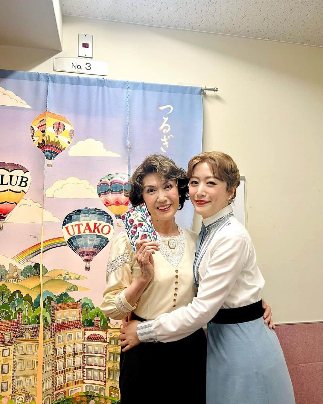 花乃まりあのインスタグラム：「. 「ザ・ミュージック・マン」大阪公演が無事に終わりました🥁 これからは静岡、福岡に参ります✨  　 昨日は母の日🌹  大好きな剣さんとは、実は一年前の母の日にも母娘を演じさせていただいていました。 こんな奇跡があるなんて！感謝の気持ちが溢れています。  明るくて朗らかでパワフル。太陽のような方。 大きな愛でパルー家を包んでくれる、私たちの自慢のママです☀️🤍 . #ザミュージックマン#themusicman  #剣幸　さん」