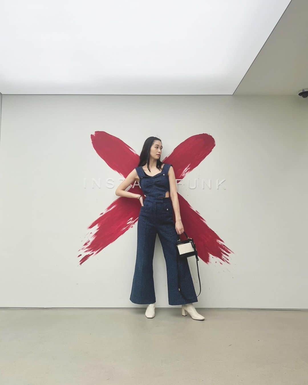 のインスタグラム：「한국🇰🇷  またまた韓国へ 沢山またおすすめなど 載せます！ とにかくオシャレで日本にはないような 空間がたくさん！人もすごく親切で感動した🥺 韓国YouTubeもおたのしみに！  このオールインワン 一目惚れした @hdxuly のもの！ 高級感があって、 ウエストの部分がかわいすぎる❗️  BAGは今回旅行で 大活躍してくれた @paris64world のもの！  #맞팔	 #소통	 #데일리	 #좋아요	 #선팔	 #셀카	 #팔로우	 #셀스타그램	 #좋아요반사	 #먹스타그램	 #오오티디	 #여행」