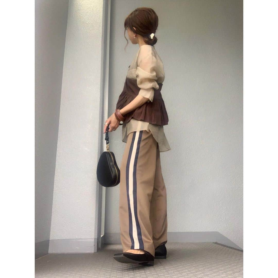 chieminsさんのインスタグラム写真 - (chieminsInstagram)「ワントーンな日🧸🥞‧✧̣̥̇‧ すけすけちゃんが可愛い~~~  🖤がポイント‧✧̣̥̇·͜·  shirt▶︎▷#lpdjem #lapeaudegem  camisole▶︎▷#oll #oll_kyoto  pants▶︎▷#milaowen  bag▶︎▷#chiiiibag  shoes▶︎▷#zara  necklace▶︎▷#aere  #code  #coordinate #ootd #outfit #mylook #ママコーデ #156cmコーデ」5月15日 22時29分 - chery0131