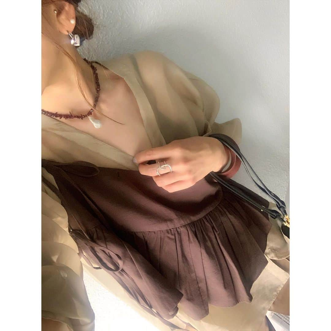 chieminsさんのインスタグラム写真 - (chieminsInstagram)「ワントーンな日🧸🥞‧✧̣̥̇‧ すけすけちゃんが可愛い~~~  🖤がポイント‧✧̣̥̇·͜·  shirt▶︎▷#lpdjem #lapeaudegem  camisole▶︎▷#oll #oll_kyoto  pants▶︎▷#milaowen  bag▶︎▷#chiiiibag  shoes▶︎▷#zara  necklace▶︎▷#aere  #code  #coordinate #ootd #outfit #mylook #ママコーデ #156cmコーデ」5月15日 22時29分 - chery0131