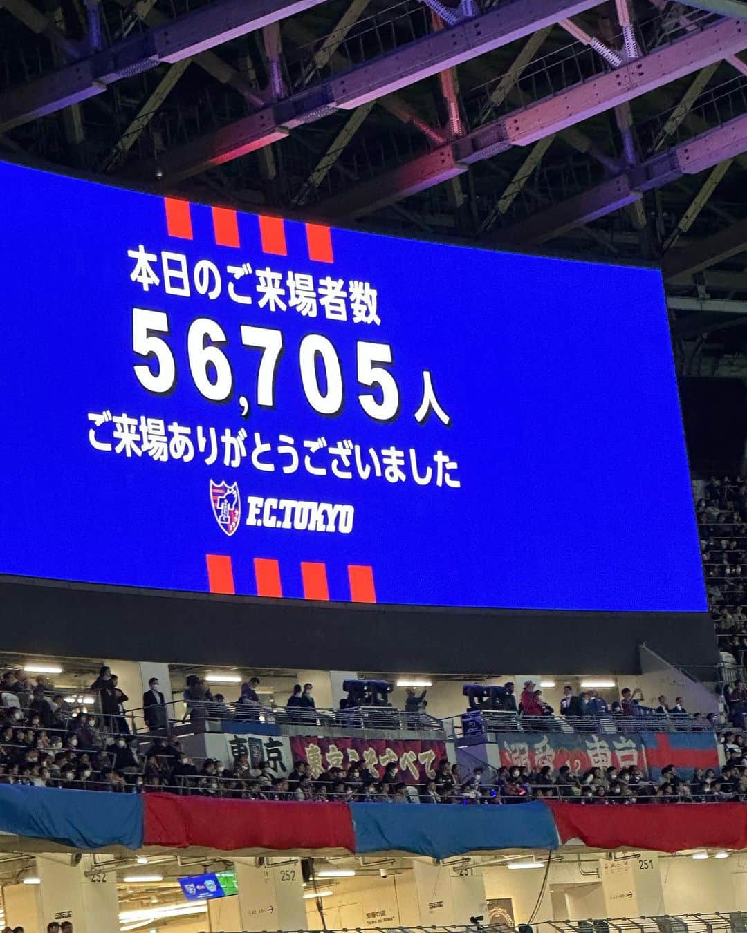 柴小聖さんのインスタグラム写真 - (柴小聖Instagram)「週末の3連戦！！ １日目⚽️  #フライデーナイト　は  #fc東京 vs #川崎フロンターレ の  #jリーグ30周年記念試合 ！！  国立さんの演出が 見る度にレベルUPがえげつなくて 本当に毎回すごい…🤯てなる  もはやどうやってあのスタジアム上のライトの物体浮かび上がらせてるのかもうわからない笑  試合は2-1で 東京さんの勝ち！！  ２０１８年5/5以来 クラシコ連勝7でストップだったようです…😳  #徳元悠平 選手 1アシスト1ゴール J1初ゴールおめでとう御座います👏  川崎さんも1人少ない中で 最後まで奮闘してました✨  写真はいつも 試合みながらDAZNみながら 動きがあったら映像撮りながら ついでにメモしながら…  必死のわたしです、、笑  #jfa #jリーグ女子 #多摩川クラシコ  #国立競技場 #vlog #me #daily #サッカー観戦 #jリーグ好きな人と繋がりたい」5月15日 22時30分 - konona.official