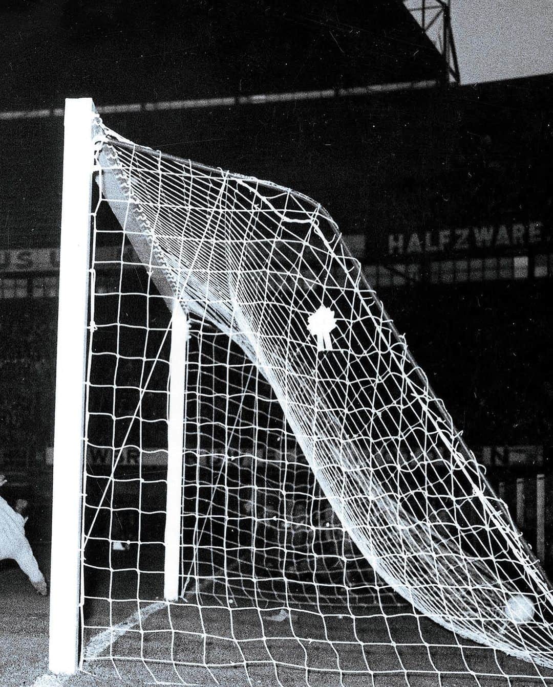 トッテナム・ホットスパーFCさんのインスタグラム写真 - (トッテナム・ホットスパーFCInstagram)「📸 Club legend Jimmy Greaves scoring in our 5-1 European Cup Winners' Cup final win over Atlético Madrid 60 years ago today」5月15日 22時30分 - spursofficial